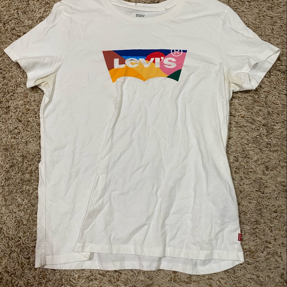 White Levi’s logo tee